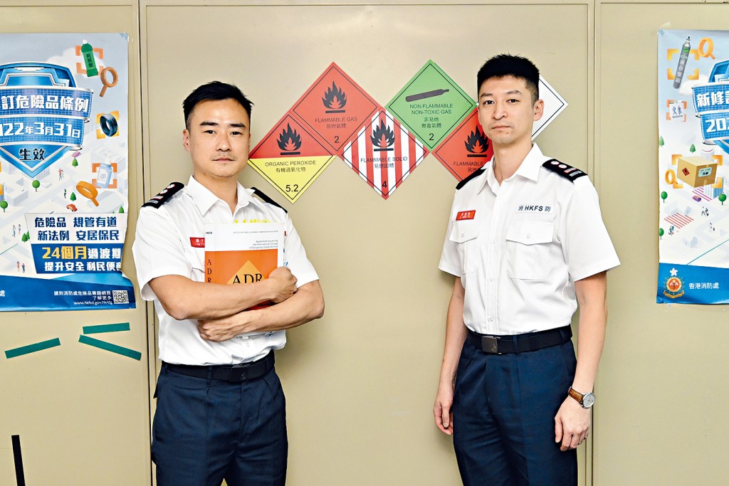 左起:高級消防隊長譚子健、高級消防隊長李聖淘。