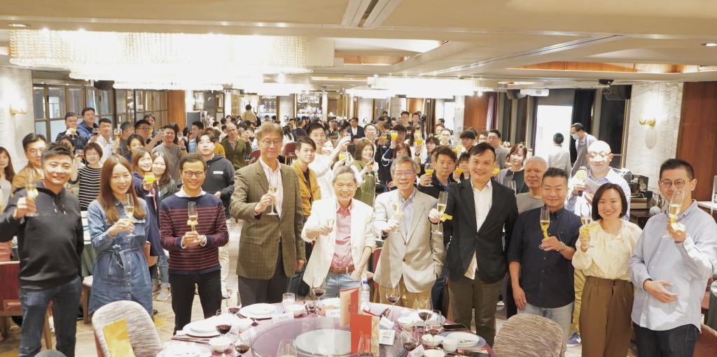 耀才春节联欢晚会全体员工济济一堂。