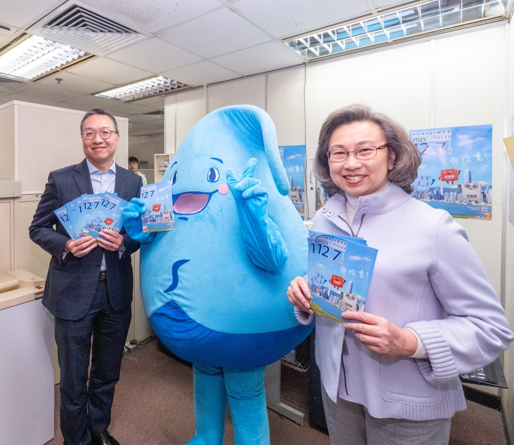 林定國與楊何蓓茵,走訪創新科技署和水務署位於灣仔入境事務大樓的辦公室。林定國FB圖片 林定國與楊何蓓茵,走訪創新科技署和水務署位於灣仔入境事務大樓的辦公室。林定國FB圖片