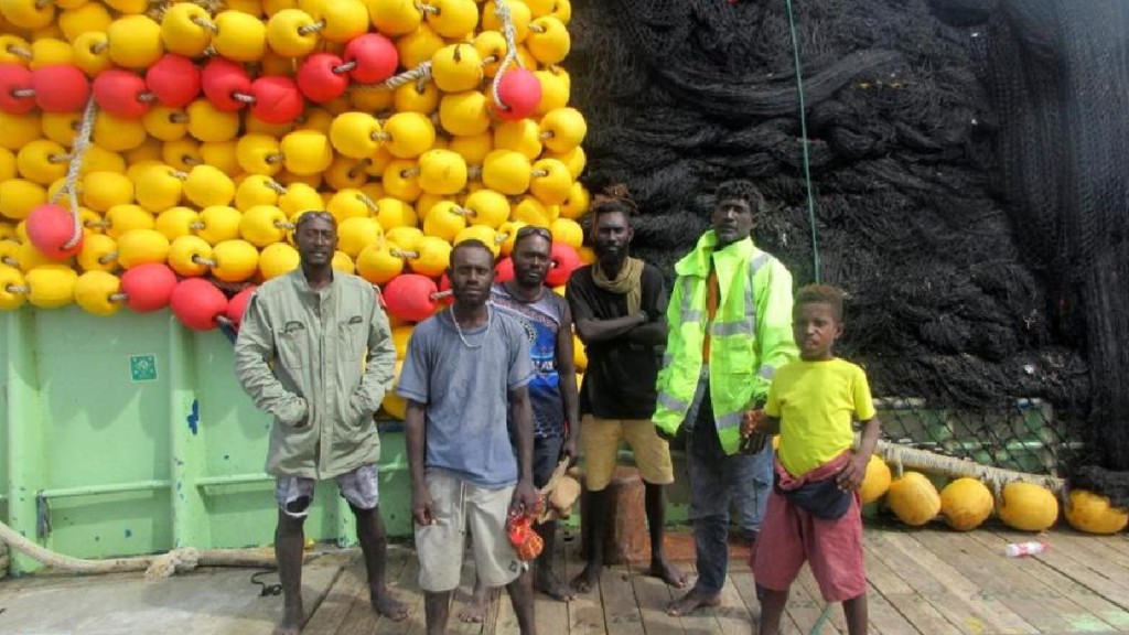海上遇險漂流37日的6名巴布亞新畿內亞人，獲中國漁船救起。新華社
