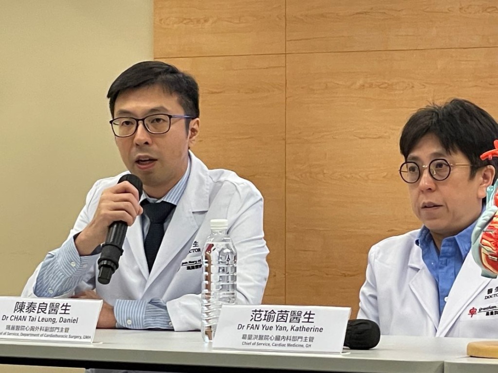 玛丽医院心胸外科副部门主管陈泰良(左)表示，冀将来将疗法推广至全港。(萧博禧摄)