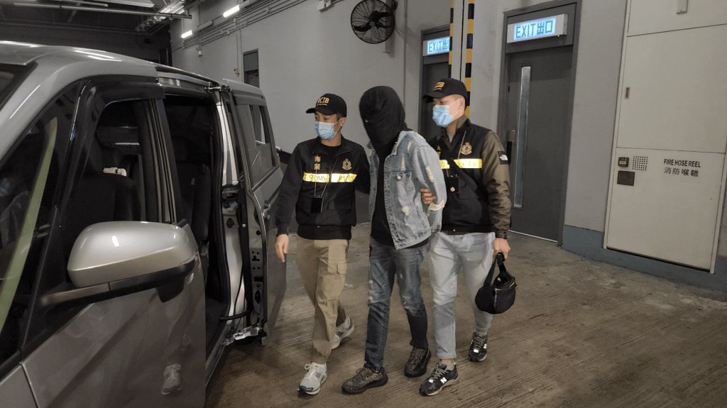 海关拘捕一名报称无业男子。黎志伟摄