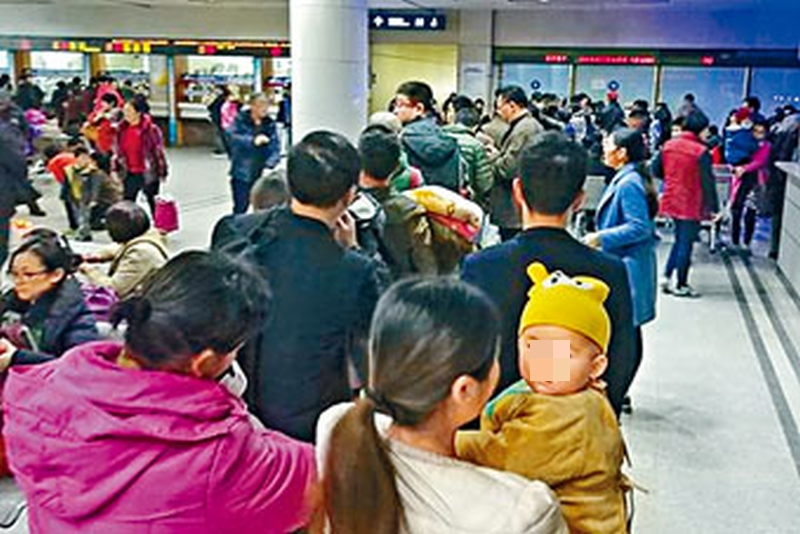 深圳及廣州爆流感，門診大排長龍。資料圖片