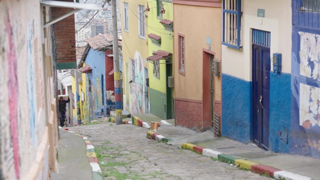 第二集，黃翠如同蔡景行去了波哥大最危險城區，在導遊確保安全的情況下，見證了不少槍戰同罪行遺留落嚟的痕跡。