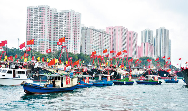 當選南區關愛隊的香港漁民互助社，一直在區內組織各種地區活動。圖為去年十月舉辦慶祝國慶海上巡遊。