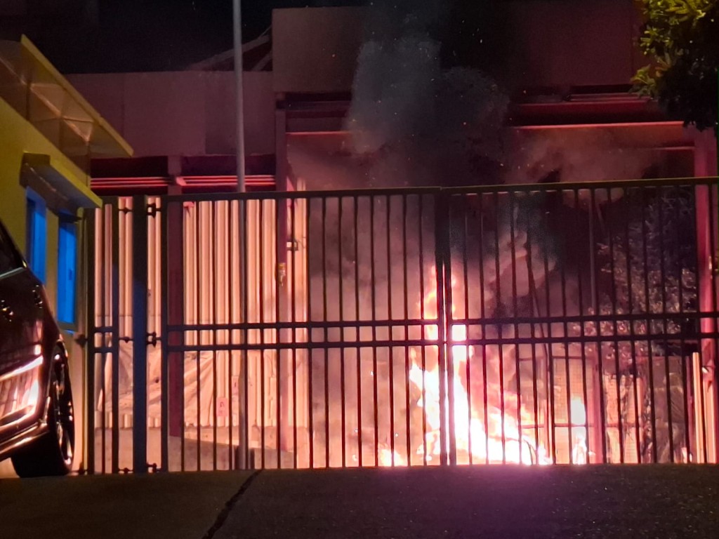 現場火光熊熊。讀者提供 現場火光熊熊。讀者提供