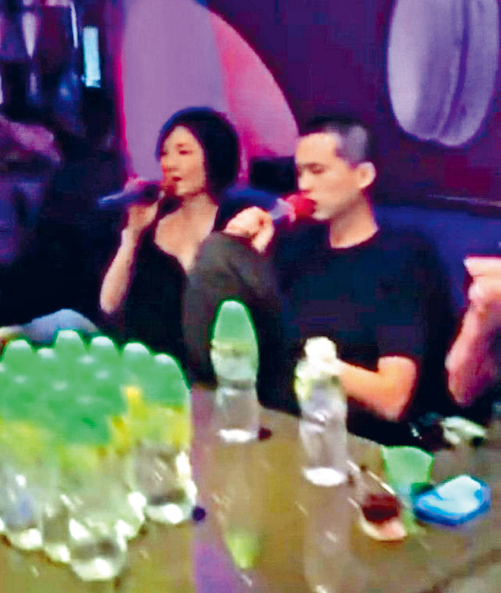 王菲與粉絲一起唱K。