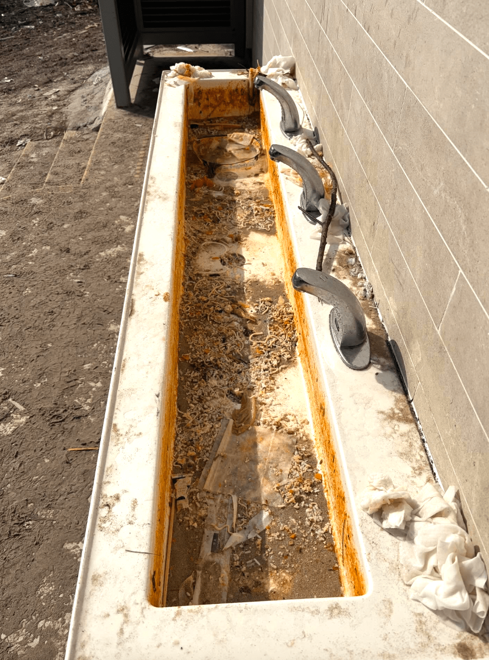 廁所外洗手盤滿佈污泥。Threads@charlie_chfan