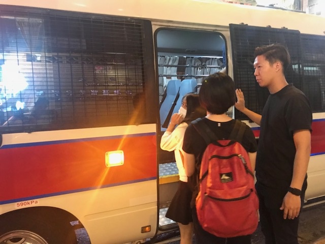 行動拘捕3名女子。