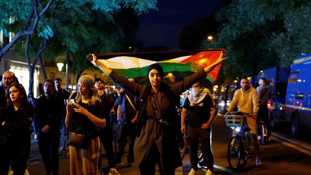 法國民眾無視集會禁令，周四在巴黎共和國廣場揮舞巴勒斯坦旗。 路透社