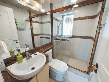 浴室设有一面大镜，方便住户日常梳洗及装身。