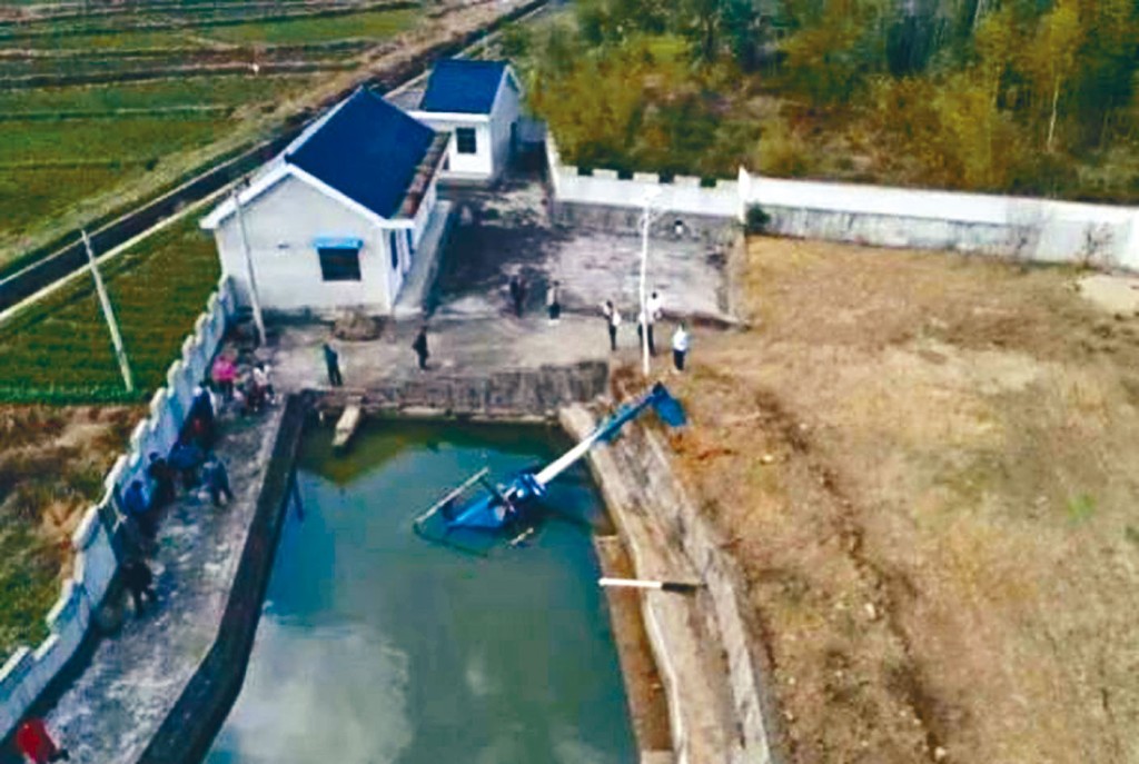 ■直升機在水池墜毀。