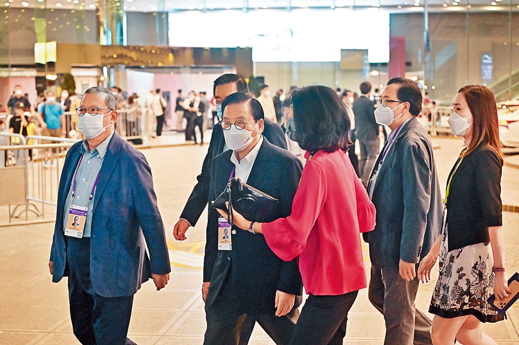 經民聯選委進入投票站。