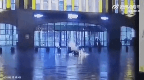 兩旅客打傘路經遼寧錦州北站遭雷擊。
