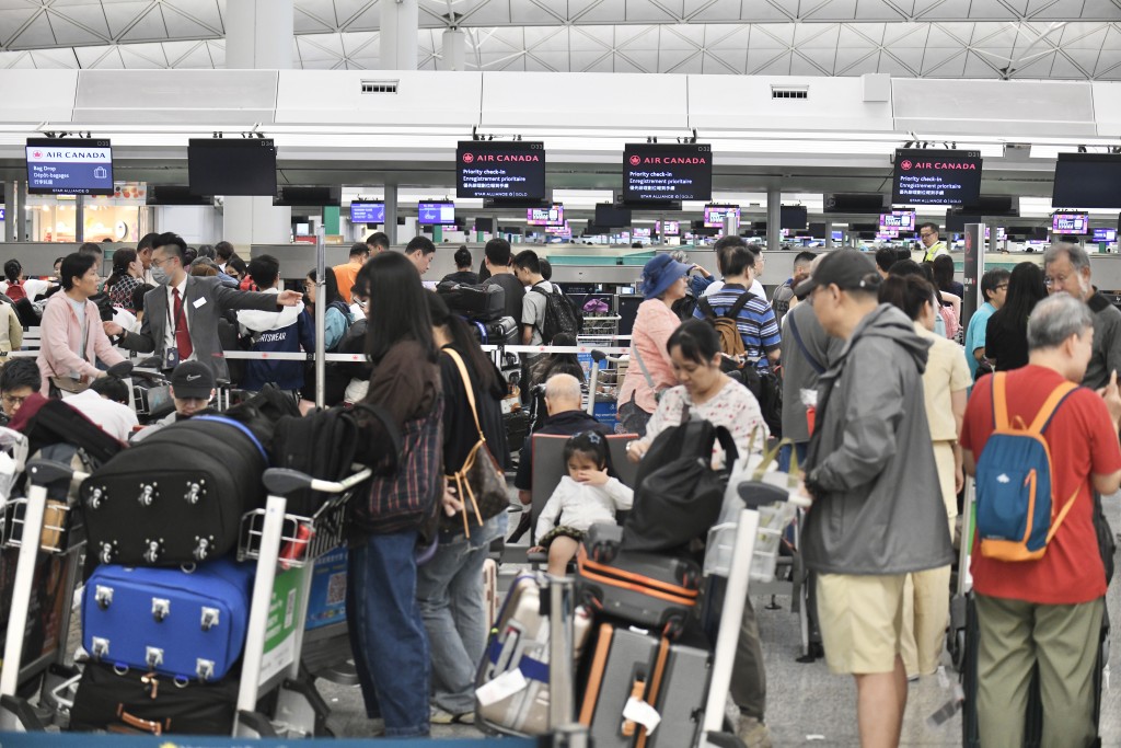 機場運作大致維持正常,大批旅客值機。 機場運作大致維持正常,大批旅客值機。