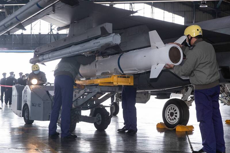 空军向蔡英文演示F16战机挂载鱼叉反舰导弹。