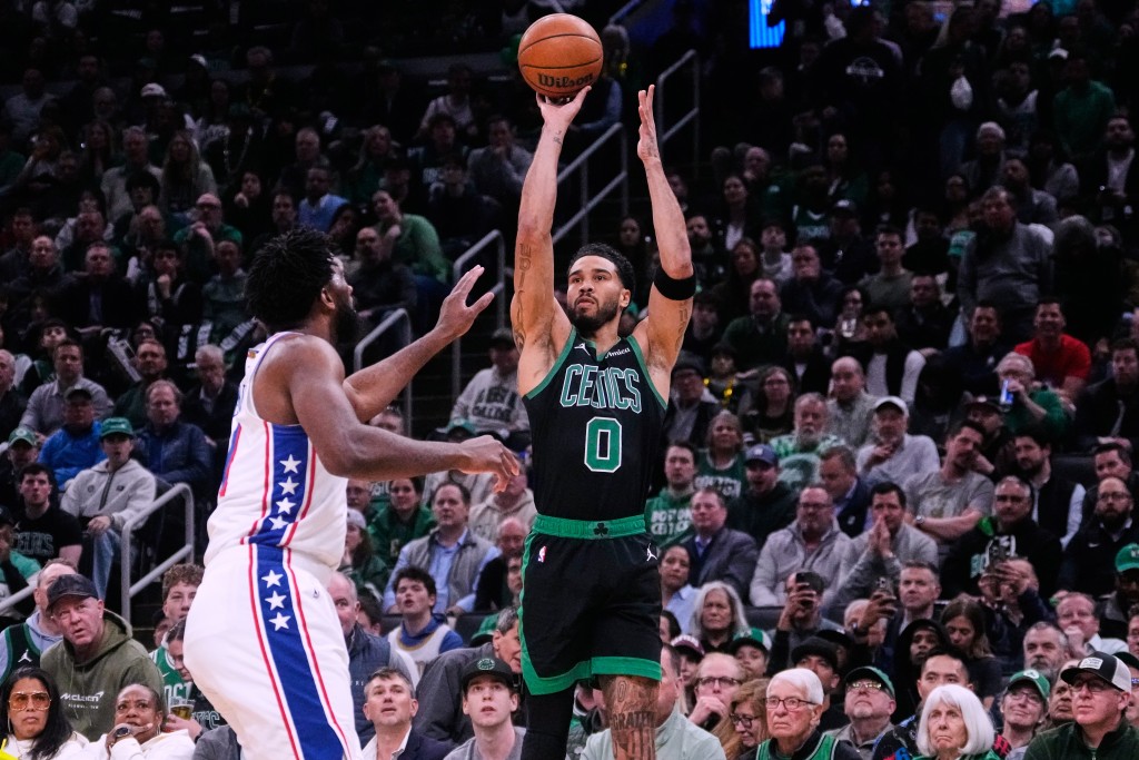 76人(左)反胜塞军场数追近至2:3。美联社