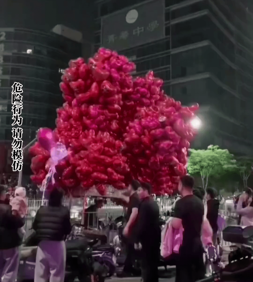 深圳醉漢除夕夜點燃路邊商販大串氣球。