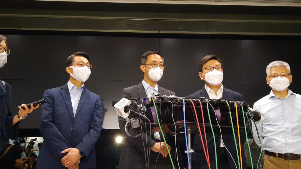 楊潤雄（右三）指初步調查，事件中的顯示屏有一條鋼索斷裂。
