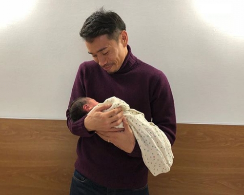 長友佑都抱著囝囝,父愛爆棚!