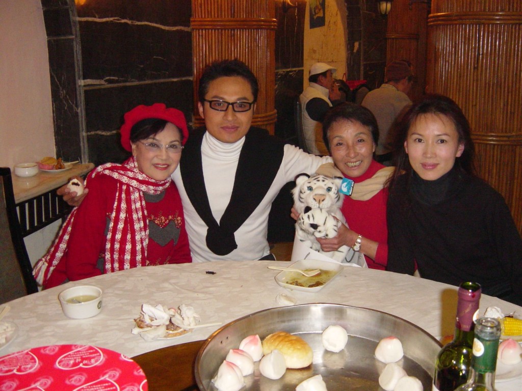 2003年，亚视剧《爱在有情天》演员马景涛、陈秀雯为李香琴和梁爱庆生。