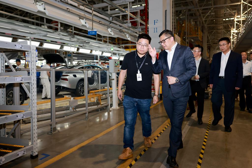邓炳强（前排右）参观肇庆小鹏汽车智慧网联科技产业园，了解智能电动汽车的发展。政府新闻处图片