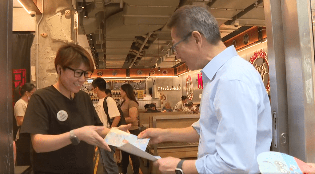 陳茂波落區向市民派發宣傳單張。陳茂波FB影片