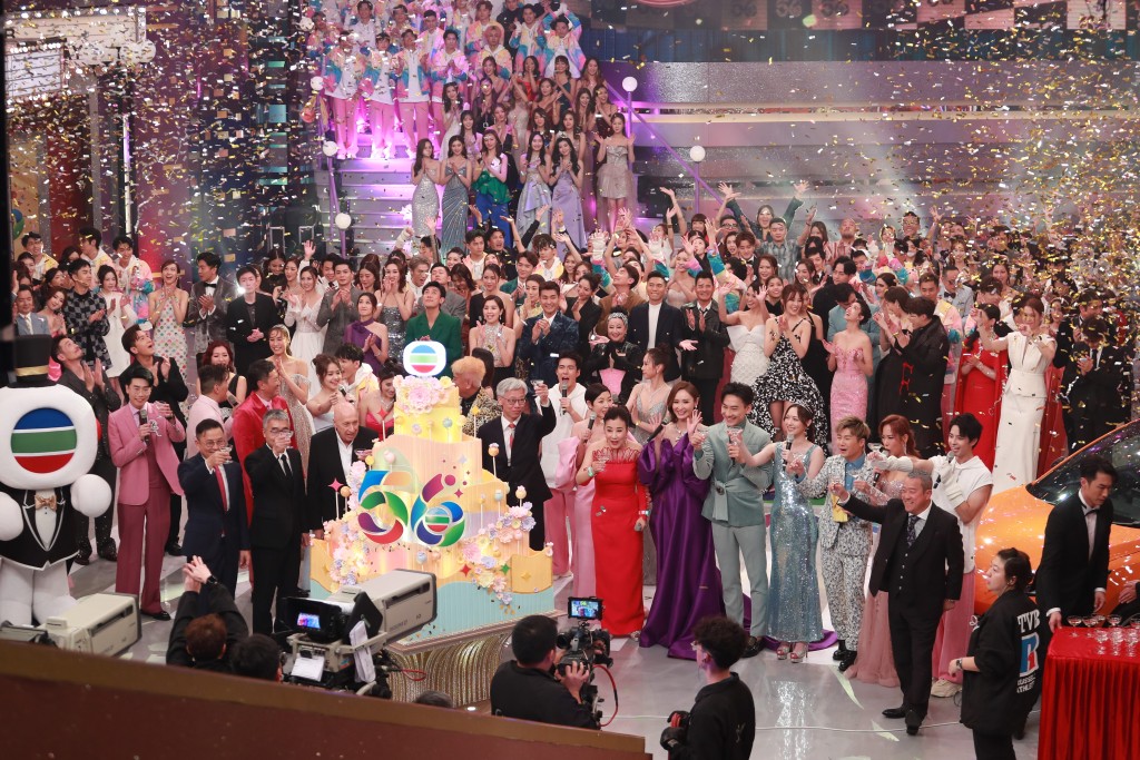  多位TVB高層與全體藝員齊齊切蛋糕。