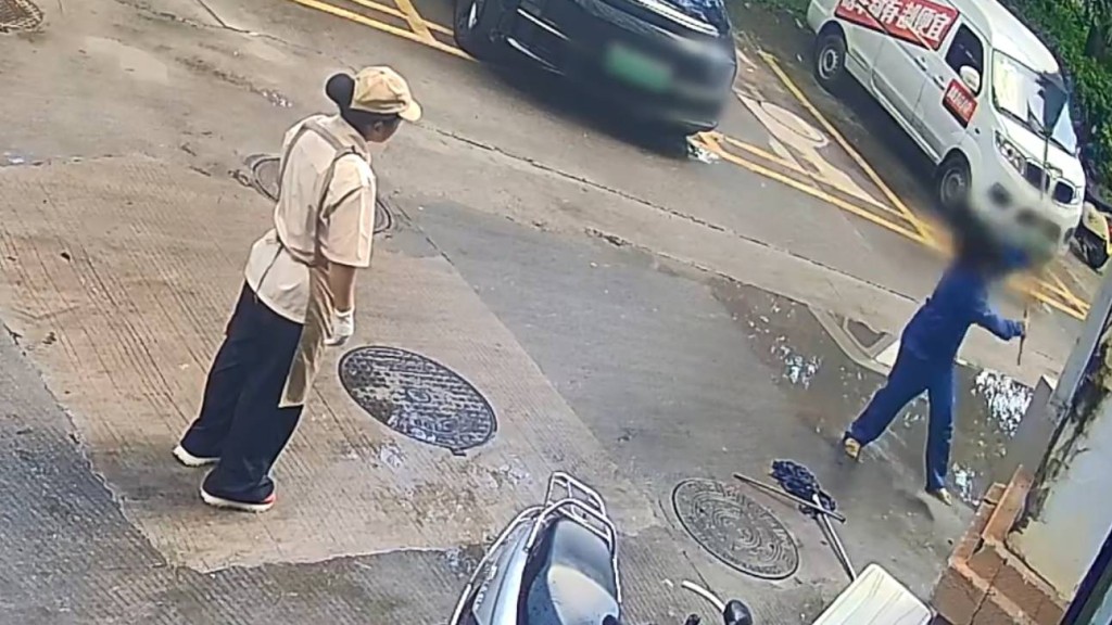 福建89歲老嫗遭女子用樹枝地拖抽打,幸有路人出手相助。新浪熱點。 福建89歲老嫗遭女子用樹枝地拖抽打,幸有路人出手相助。新浪熱點。