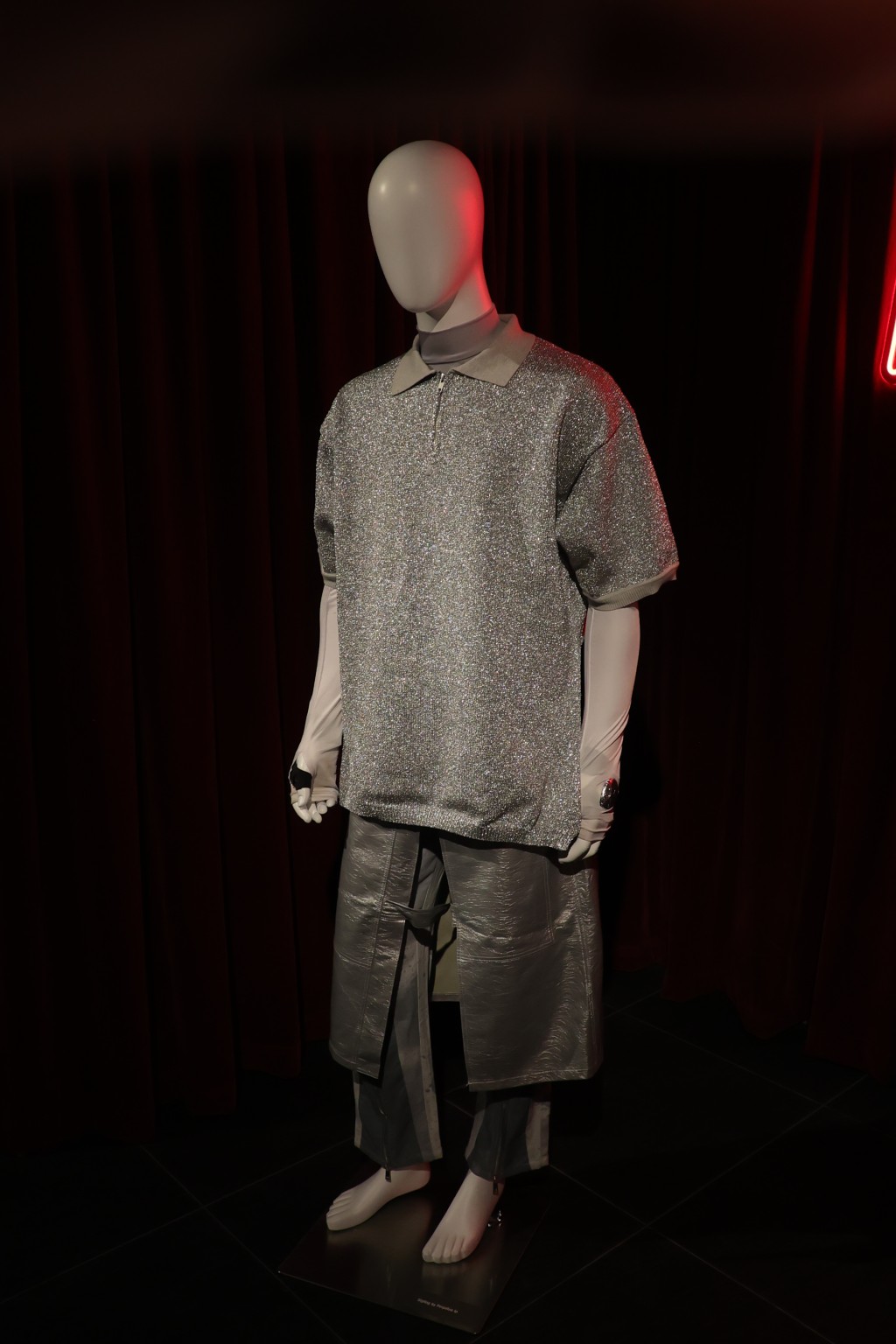 作品展中展示了Jer的MV服飾。