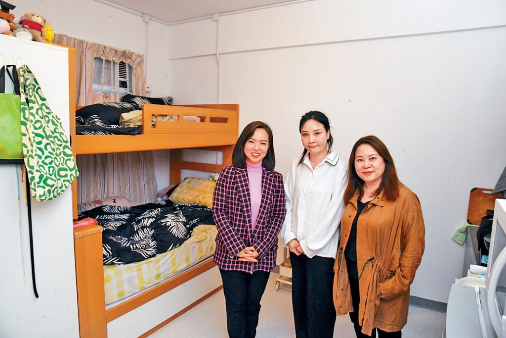 聚賢薈過渡房屋項目聯席主席、立法會議員陳家珮（左）及住戶丹丹。    