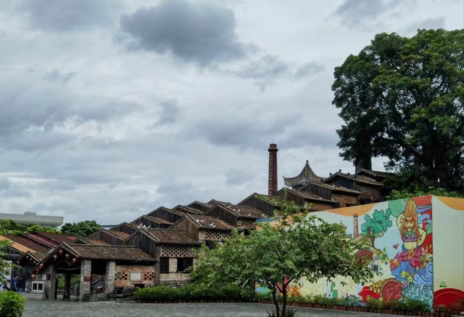 佛山好去處2024｜４. 南風古灶  景區內後方是一片古村，舊舊的房子有賣陶瓷的小店。（圖：Trip@肥-仔）