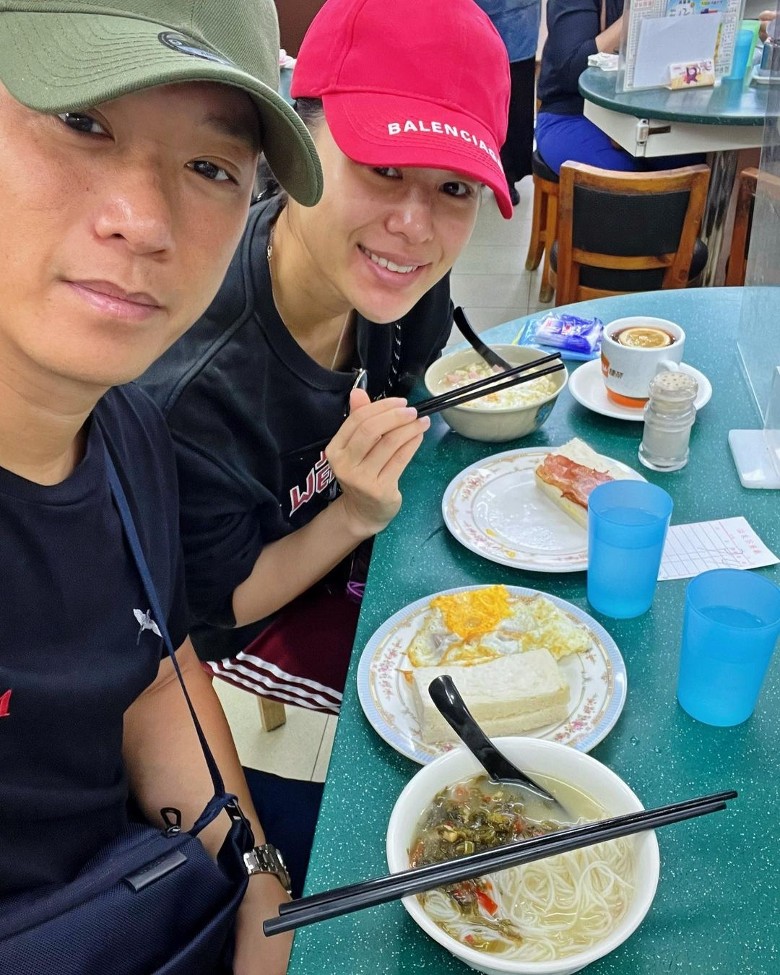 日前與老公拍拖食早餐。