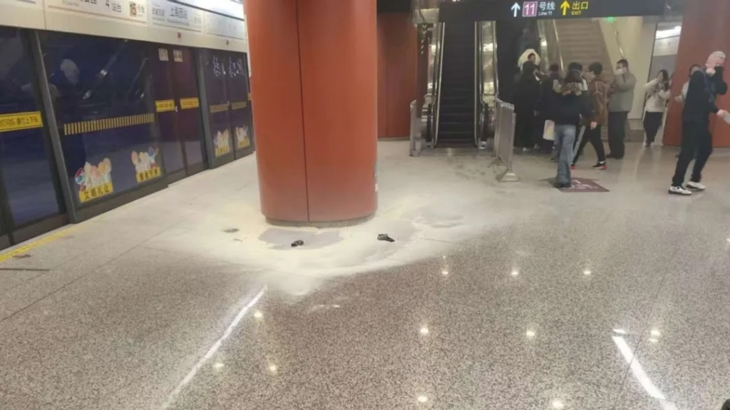 地上遺留滅火後的痕跡。 地上遺留滅火後的痕跡。