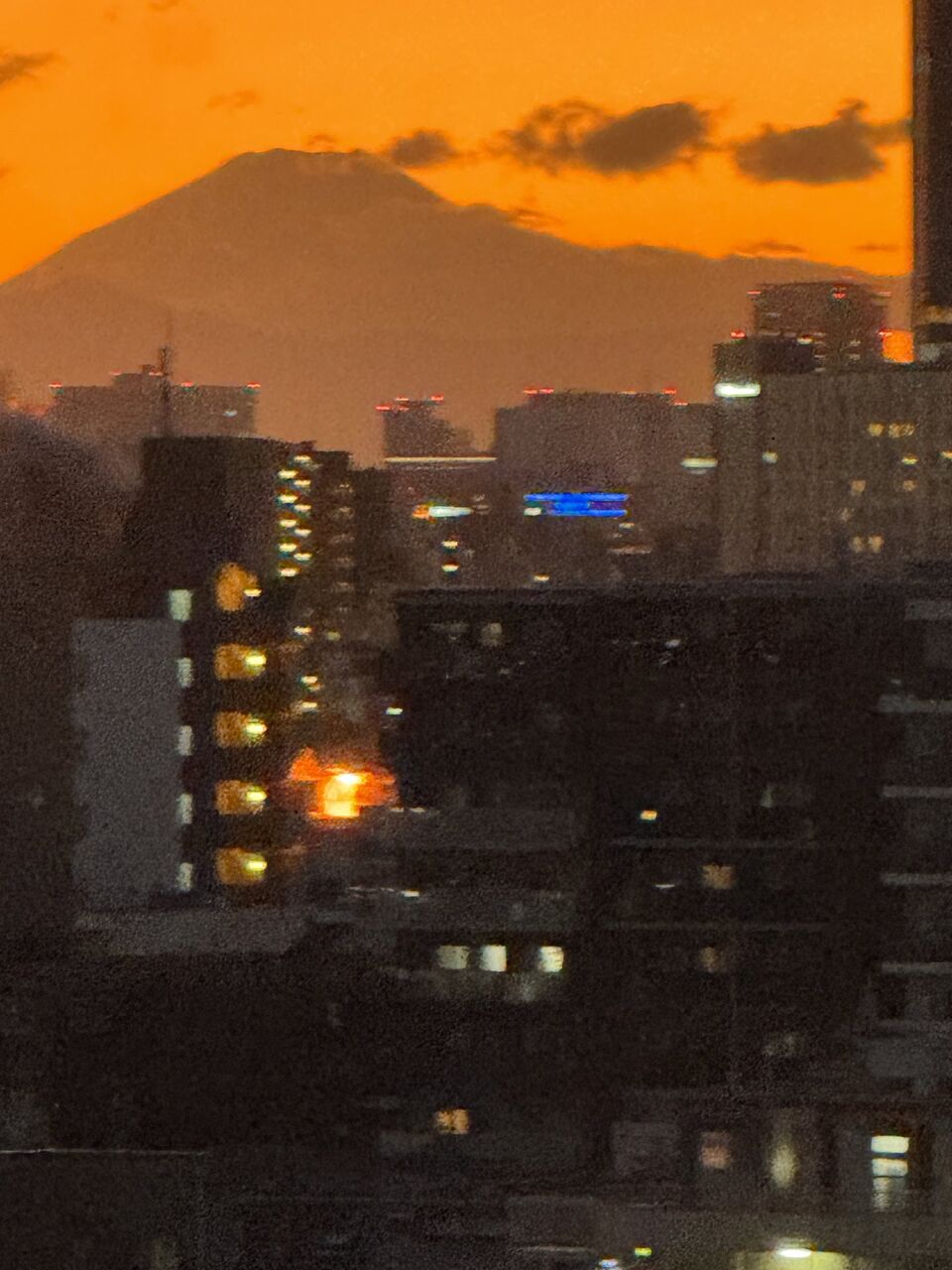 東京墨田區8楝住宅大火，傳多人被困。（X平台）