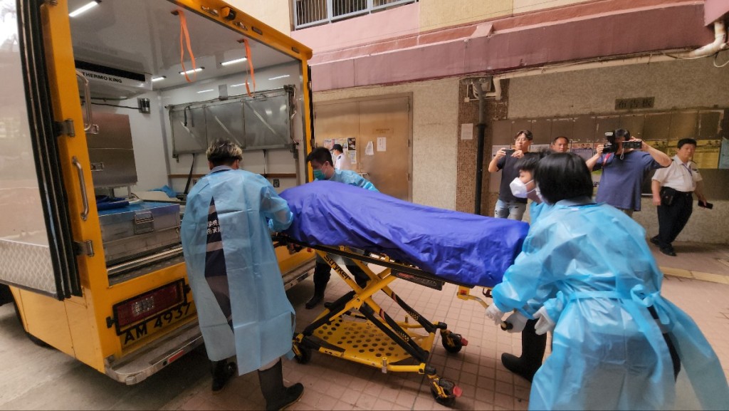 女子的遺體由仵工移送至殮房。黃文威攝 女子的遺體由仵工移送至殮房。黃文威攝