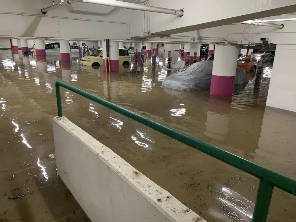 本港多处受暴雨影响出现水浸。网上图片