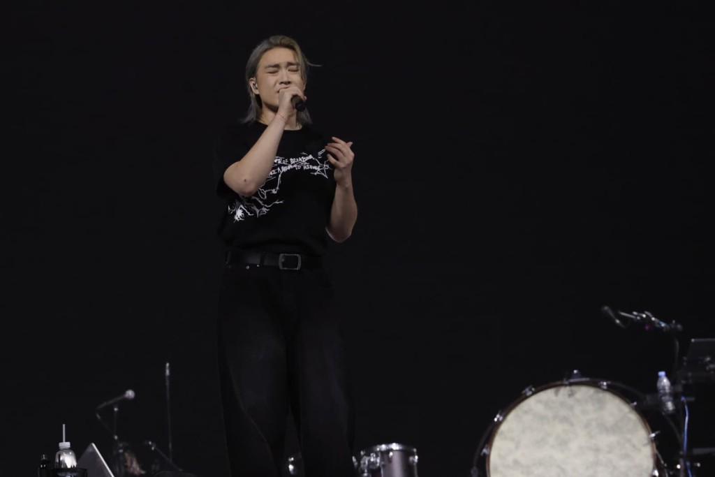 Jer 唱《呼吸之間》籲振作。 Jer 唱《呼吸之間》籲振作。