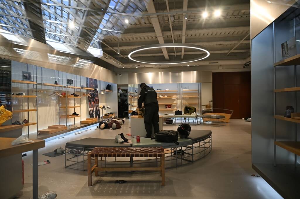全法近3000店舖遭暴徒洗劫。美联社