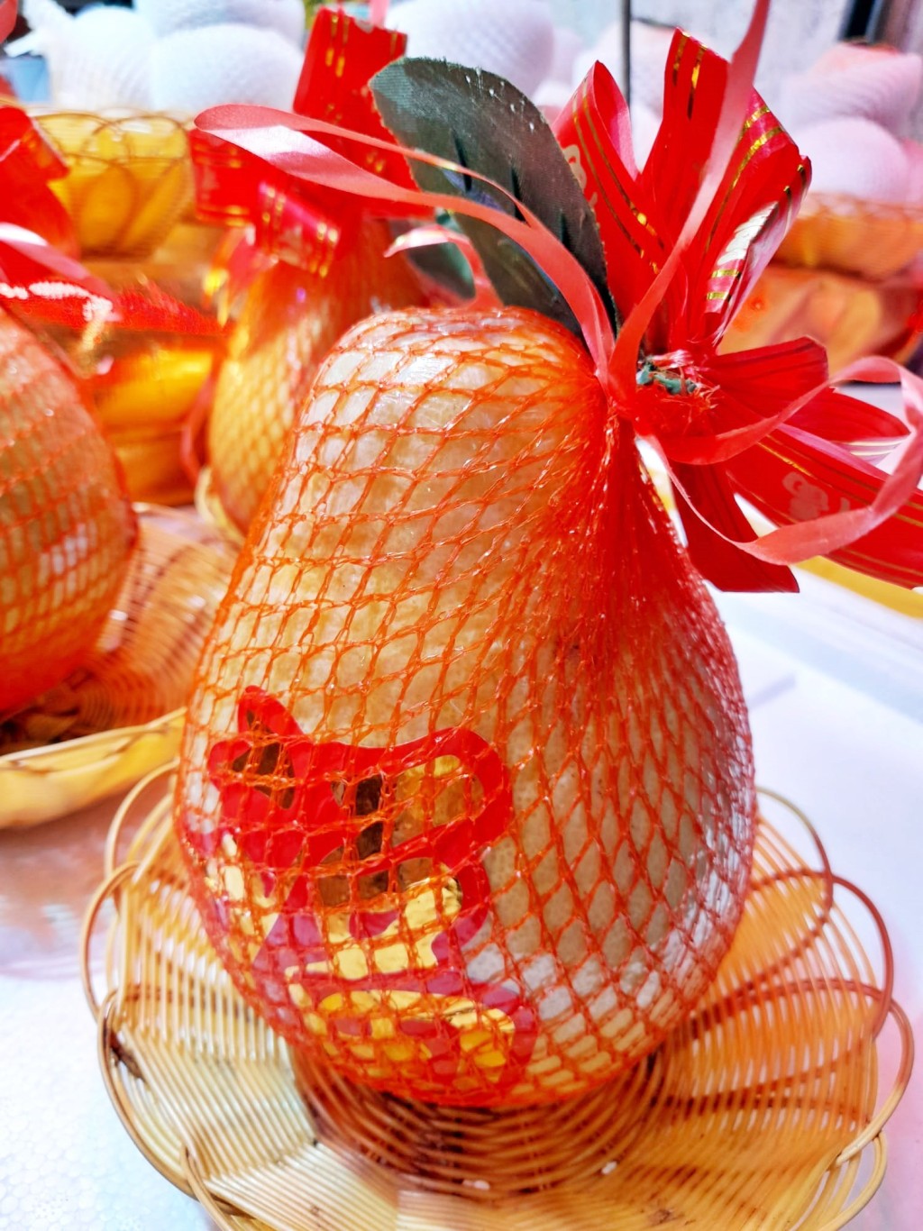 「福字碌柚」穿紅色魚網裝。網圖
