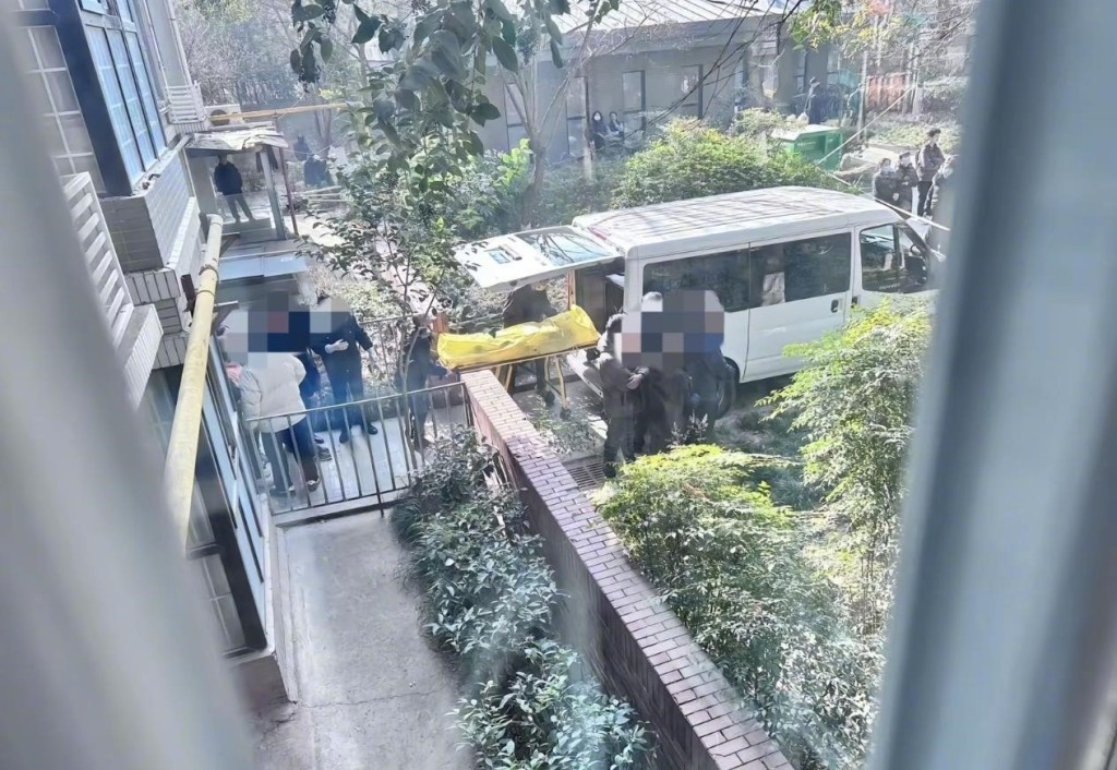 遺體由當局人員運走。極目新聞