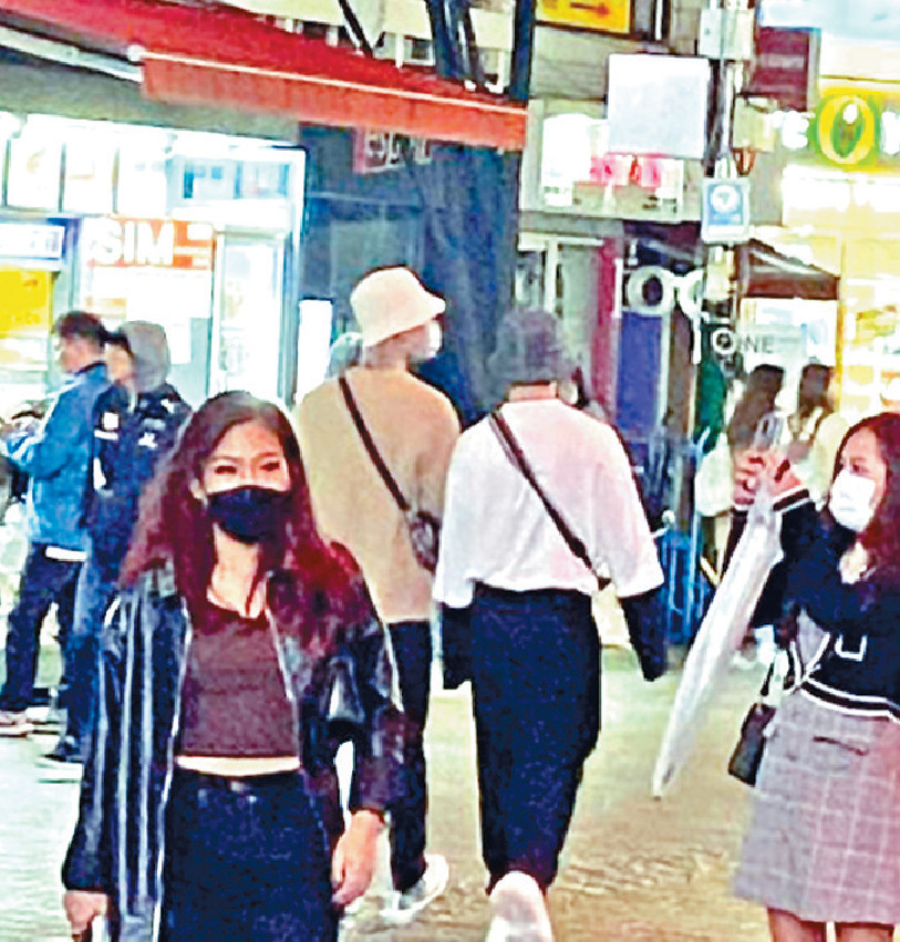 ■兩人孖住到藥妝店掃貨。 ■兩人孖住到藥妝店掃貨。