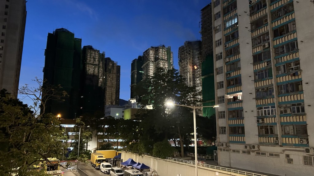 今日清晨約5時,宏道閣一個單位突然再冒出明顯火光,橙紅色火舌由窗框位置向上竄出,伴隨大量濃煙翻湧。蔡楚輝攝 今日清晨約5時,宏道閣一個單位突然再冒出明顯火光,橙紅色火舌由窗框位置向上竄出,伴隨大量濃煙翻湧。蔡楚輝攝