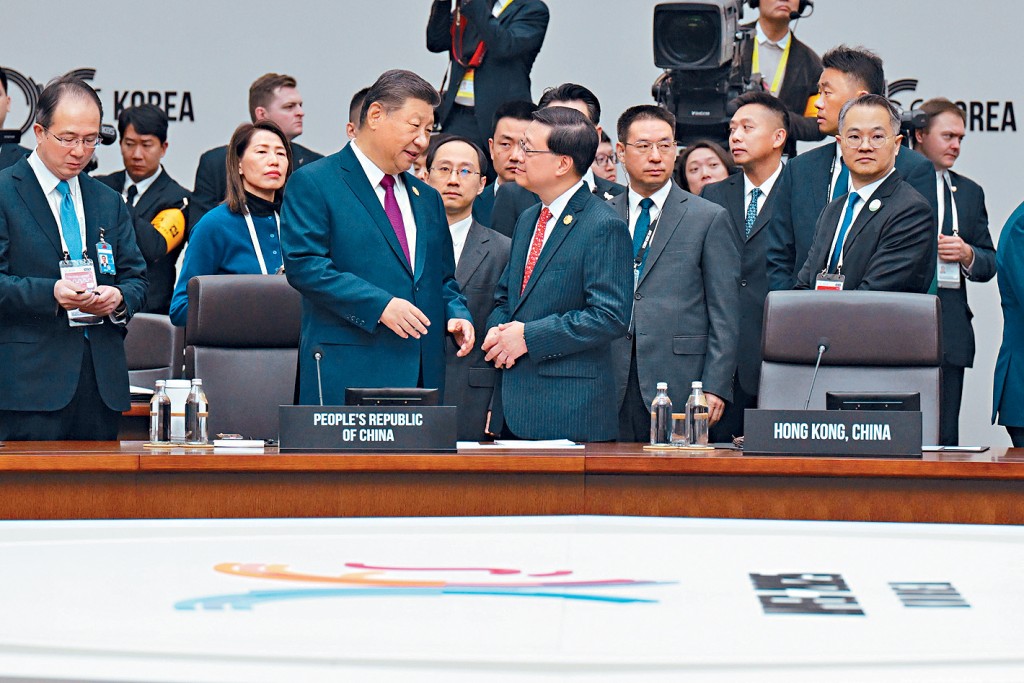 李家超與國家主席習近平交談。