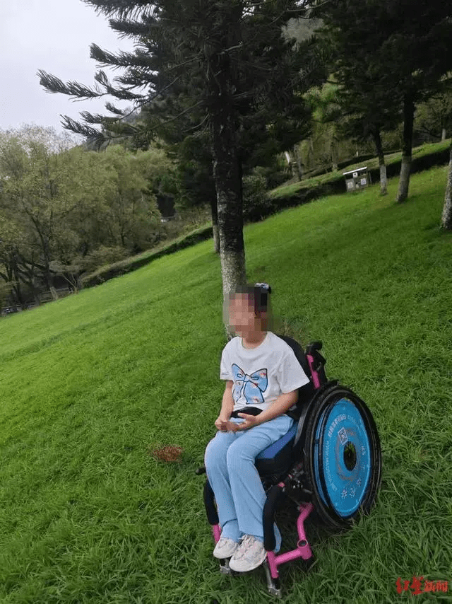 受傷後的小雨或終身要坐輪椅。