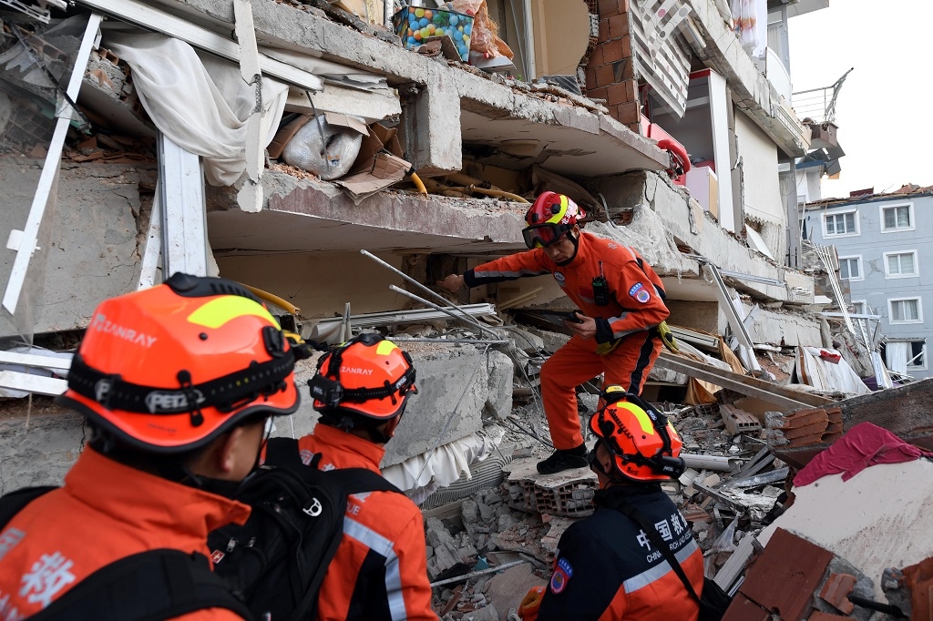 中國救援隊在地震災區展開搜救工作。新華社