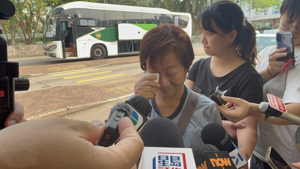 言談間，張太悲從中來，淚眼汪汪。曾志恒攝