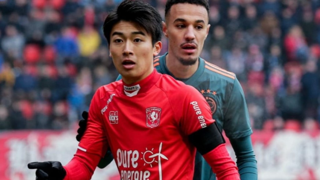 中村敬斗(前)在大阪飛腳出道。網上圖片