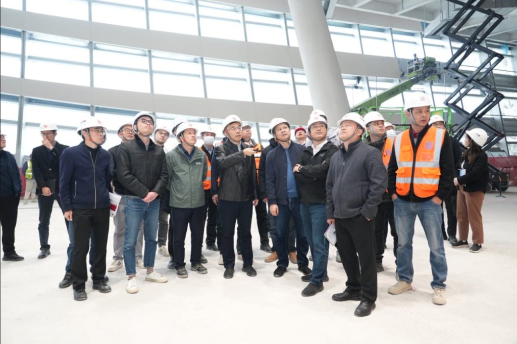 上月底,深圳市建築工務署官員到新皇崗口岸聯檢大樓視察進度。 上月底,深圳市建築工務署官員到新皇崗口岸聯檢大樓視察進度。