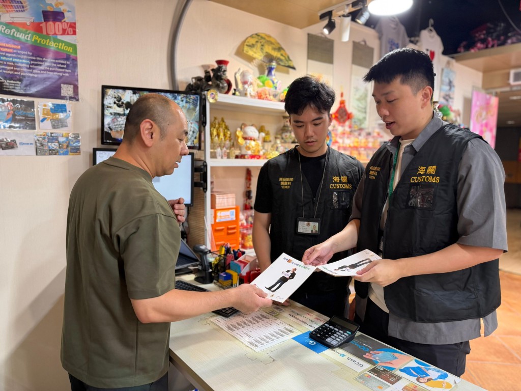 海關人員在尖沙咀派發宣傳單張。 海關人員在尖沙咀派發宣傳單張。